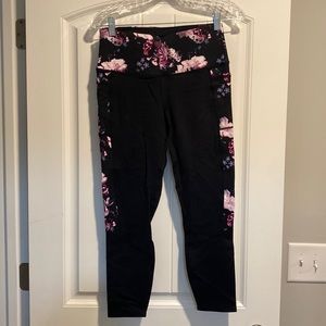 Sketchers size medium black floral capri legging